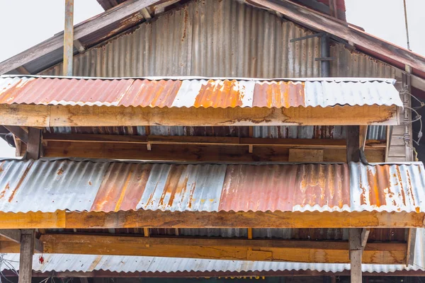 paslı metal çinko levha doku bina eski vintage pas çatı ahşap