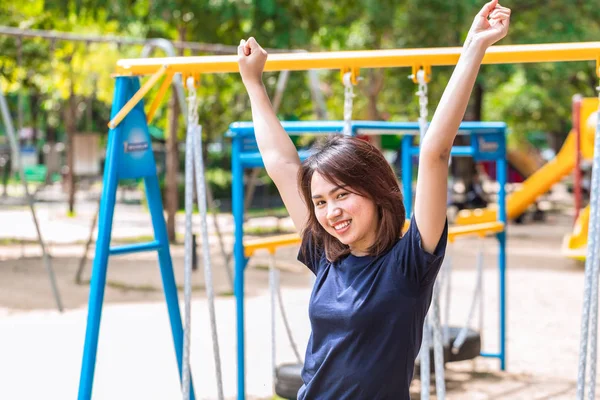 두 손으로 그녀의 강한 건강 한 여자를 표시 하 고 공원에서 미소를 하이 틴 상승 — 스톡 사진
