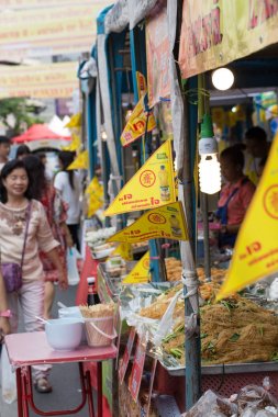 Yaowarat veya Bangkok Çin şehir sokak gıda dekorasyon vejetaryen Festivali yılında Tayland sarı bayrak ile 30 Ağustos 2016.