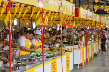 Muang tanga thani Bangkok Çin sokak gıda dekorasyon 30 Ağustos 2016 yılında vejetaryen Festivali Tayland'da sarı bayrak ile.