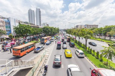 Bangkok yol bir sürü araba ve traffice reçel geniş açı manzaralı ulaşım Tayland metro 14 Ekim 2016.