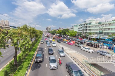 Bangkok yol bir sürü araba ve traffice reçel geniş açı manzaralı ulaşım Tayland metro 14 Ekim 2016.