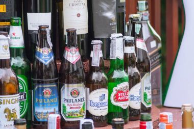 İthal bira içecek ve yerel marka cam şişeler pub ve Restoran Tayland Temmuz 2012