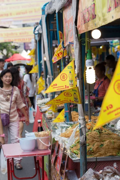 Yaowarat ou Bangkok Chine ville street food décoration avec drapeau jaune au Festival végétarien en Thaïlande 30 août 2016 . — Photo