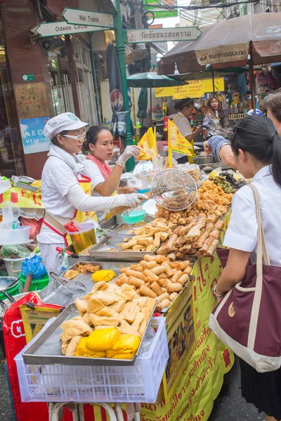 Yaowarat ou Bangkok Chine ville street food décoration avec drapeau jaune au Festival végétarien en Thaïlande 30 août 2016 . — Photo