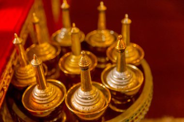 Budist insanlar için küçük altın pirinç vazo tencerede Asya Buda kutsal dua su ve Budist törenlerde su dökme