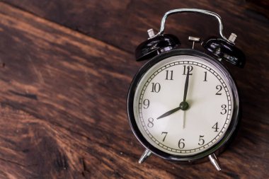 Saat 8'de retro vintage tarzı Üstten Görünüm alanı olan zamanda ahşap arka plan üzerinde saat
