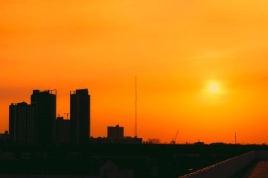 güneşli turuncu günbatımı gökyüzü üzerinde şehir metro siluet