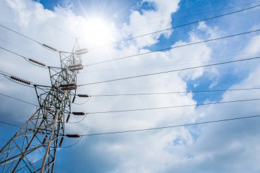 elektrik güç hattı güneşli gün mavi gökyüzü bulut arka plan üzerinde