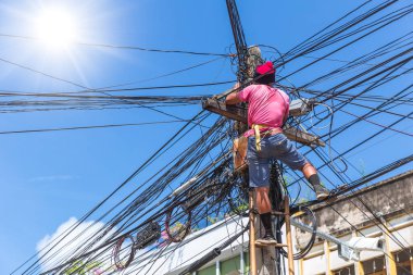 Internet kablolar elektrik direklerine Asya ülkede yükleme hiçbir güvenlik işçi teknisyen