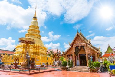 Wat Phra ki Hariphunchai popüler Tapınağı'nda güzel Golden Pagoda konumu: Lamphun Thailand, seyahat