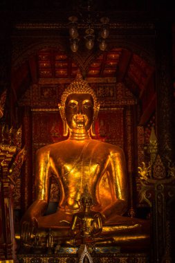 Tay altın Buddha sanat tam eski antik büyümek karanlıkta dikey vurdu