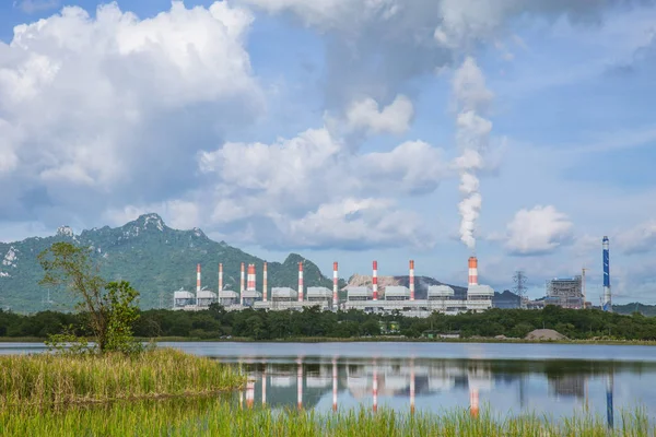 Maemoh 燃煤电厂与硫磺烟雾景观日视图从湖 — 图库照片