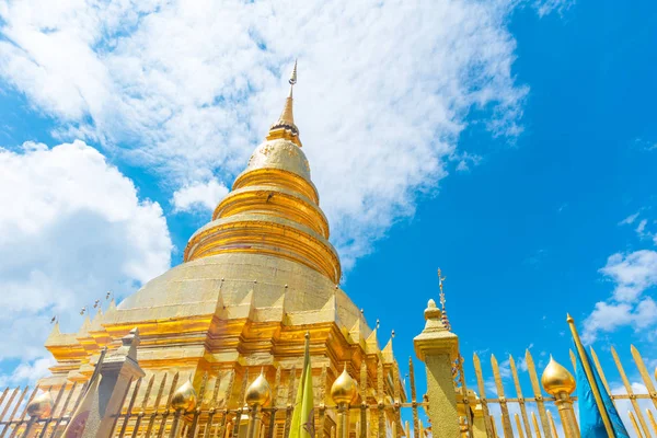 Gyönyörű arany Pagoda Wat Phra hogy Hariphunchai népszerű Temple utazási helyen, Lamphun, Thaiföld — Stock Fotó
