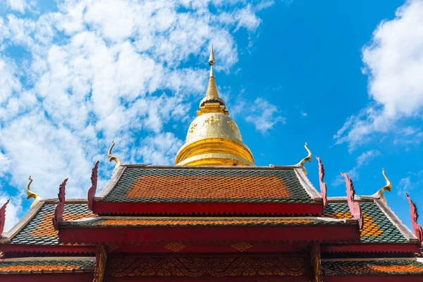 Gyönyörű arany Pagoda Wat Phra hogy Hariphunchai népszerű Temple utazási helyen, Lamphun, Thaiföld — Stock Fotó