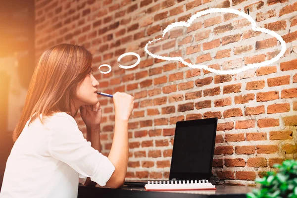 Mujeres pensando negocio con portátil ordenador asiático chica con piensa globo vacío espacio para texto — Foto de Stock