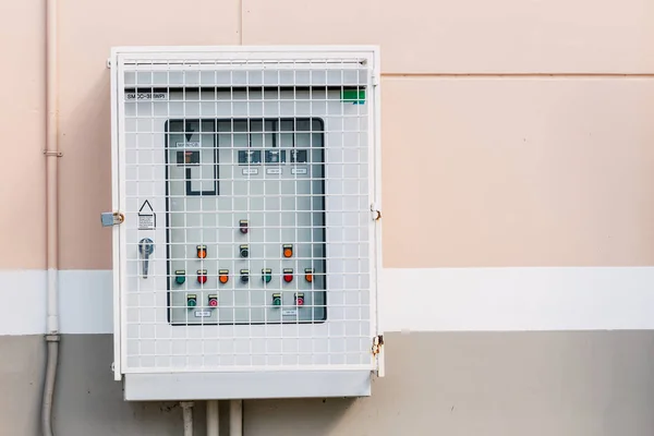 Caixa de segurança de controle de energia de interruptor de eletricidade ao ar livre na parede com espaço para texto — Fotografia de Stock