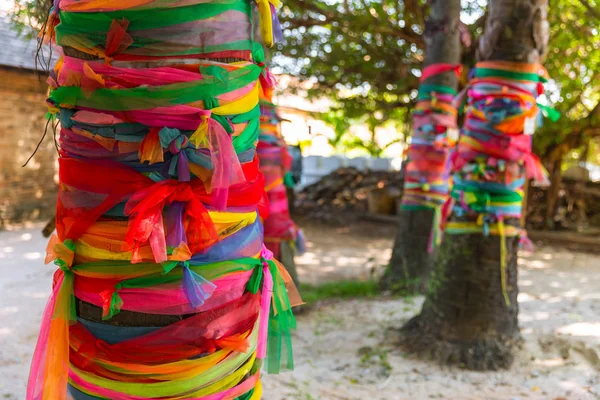 Colores tela envolver alrededor del árbol o tela siete colores toalla envuelto plam árbol multicolor tela atada en el templo para la creencia de la adoración buda tailandesa —  Fotos de Stock