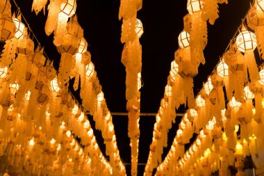 Gece boyunca Kuzey Tayland Yi Peng fener asılı Tay Loy Krathong Festival sezon seyahat