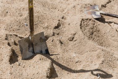 Kürek kum inşaat ile güçlü gölge güneşli gün için yerleştirilen