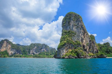 Tayland deniz ve ada seyahat deniz manzarası Krabi yaz aylarında, okyanusun gün sezon