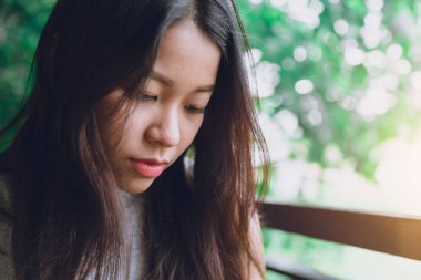 Asyalı kadın portre portre yüz ile yer üzgün hala ruh metin için