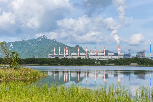 Central elétrica com parque natureza montanha e lago verde bom ambiente na estação de vapor Mae Moh Lampang Tailândia — Fotografia de Stock