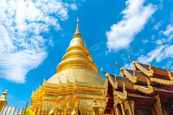 Arany pagoda Wat Phra hogy Hariphunchai Lamphun, Thaiföld Thai templom Norther stílusban — Stock Fotó