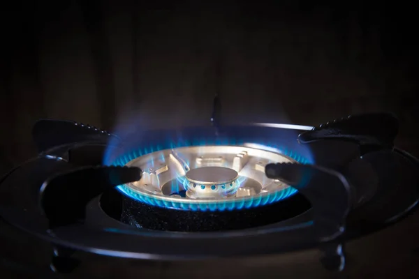 Kök gasspis med gasol energi flamma närbild huvud fire arbetar ren ny — Stockfoto