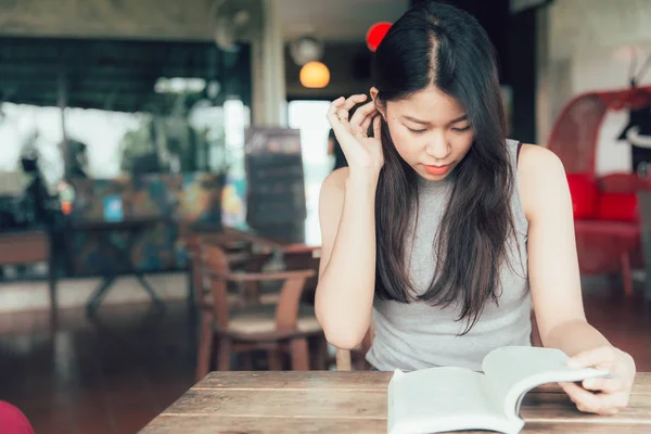 Disfrute de momentos de relax con libros de lectura Las mujeres asiáticas hermosa adolescente tailandesa leer un libro en la cafetería vintage tono de color — Foto de Stock