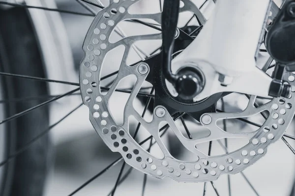산악 자전거의 자전거 앞 브레이크 디스크 샷된 빈티지 컬러 톤을 닫습니다. — 스톡 사진
