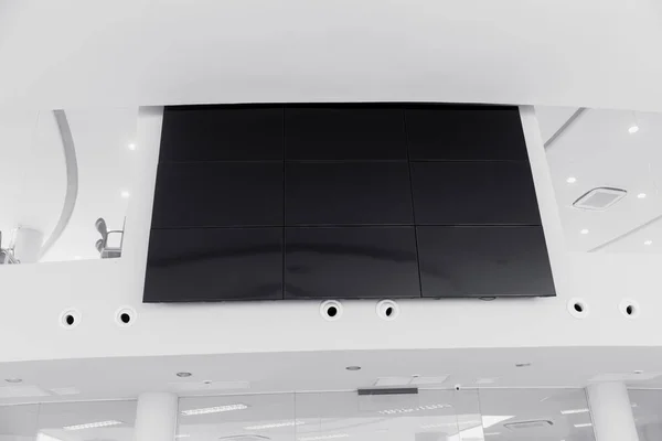 Visor de painel LCD de tela múltipla na parede de escritório de edifício moderno com caminho de recorte na tela — Fotografia de Stock