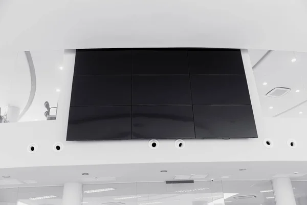 Πολλαπλές οθόνη Lcd panel εκθέτω σε σύγχρονο κτίριο γραφείων τοίχων με διαδρομή αποκοπής στην οθόνη — Φωτογραφία Αρχείου