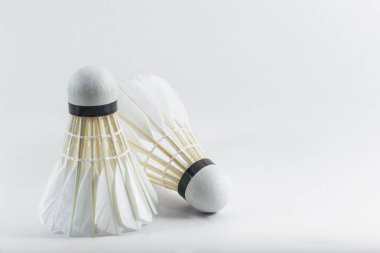iki badminton raketle beyaz arka plan üzerinde ayarla