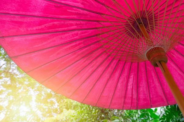 Papier parapluie en bois de bambou traditionnel style thaïlandais du nord fait main — Photo