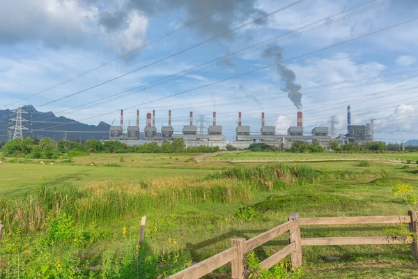 Пейзажний вид Maemoh електростанції з зеленої природи і дня Синє небо — стокове фото