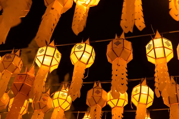 Linterna colgante tailandesa de Yi Peng por la noche durante el norte de Tailandia viajar Loy Krathong Festival temporada — Foto de Stock