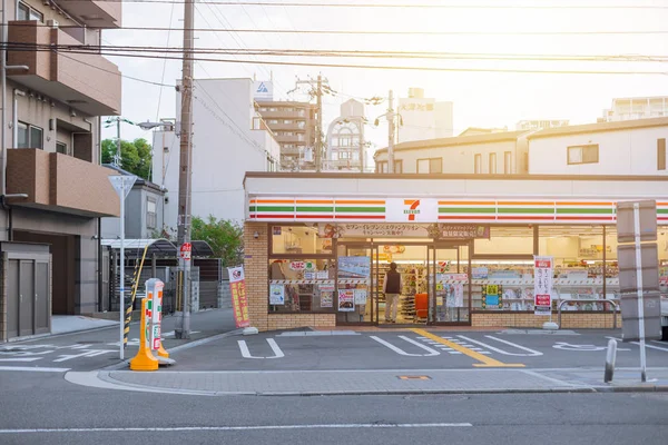 7-11 開始 24 時間コンビニ日本大阪府で 2015 年 11 月 — ストック写真