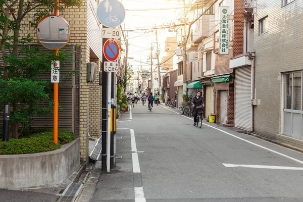 Pulire la strada del Giappone al mattino le persone usano la bicicletta o camminare può ridurre l'inquinamento nella città in Giappone Prefettura di Osaka novembre 2015 — Foto Stock