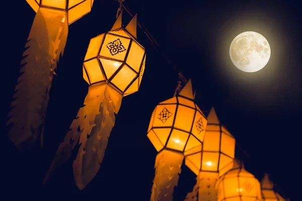 Thai Northern Lantern of Loy Krathong Festival en Tailandia colgando y decoración de la ciudad con Yi Peng en la noche Tailandia temporada de viajes — Foto de Stock