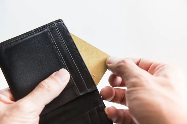 Saque la tarjeta plástica de Pocket Pay Money usando el pago con tarjeta de crédito de Wallet sin concepto de efectivo — Foto de Stock