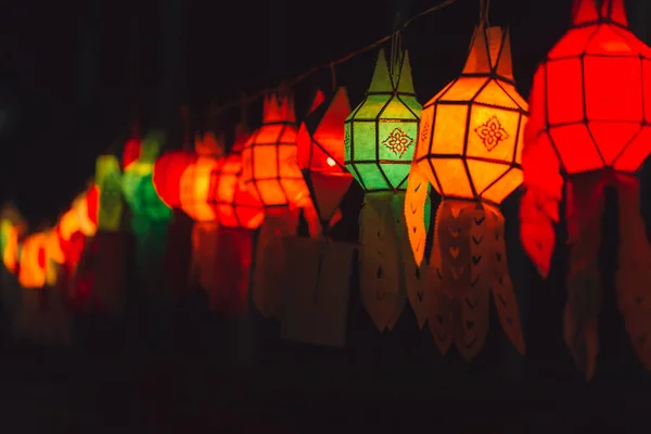 Lámpara de papel colorida Estilo tailandés tradicional Llamada Yee Peng Linterna o Yi Peng — Foto de Stock