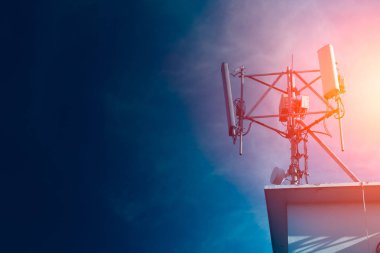 Cep telefonu sinyal kule hücre sitesi metin için yer ile çatı üst dijital 4g sisteminin