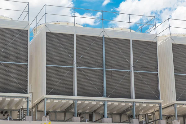 Большие водяные охладители на крыше блоки кондиционера воздуха для системы воздушного охлаждения большой промышленности — стоковое фото