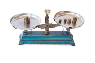 Beyaz bir arka plan üzerinde izole kilo pirinç ile eski denge ölçek