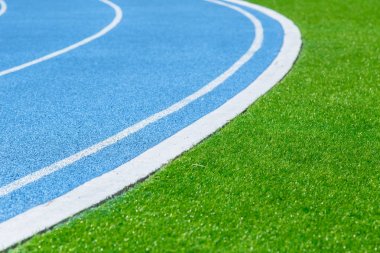 Koşu parkuru ile yeşil çimen Spor Stadyumu egzersiz arka planı için