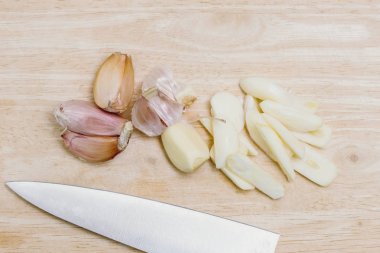 ahşap masa üzerine sarımsak