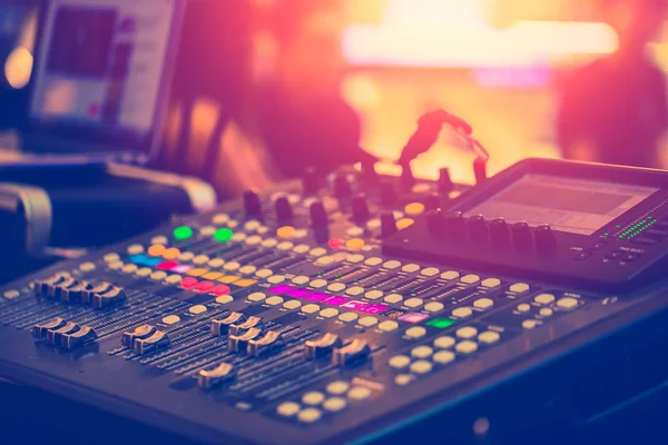 Ajuste del mezclador de sonido de audio Operador de ingeniero de sonido profesional en la sala de conciertos — Foto de Stock