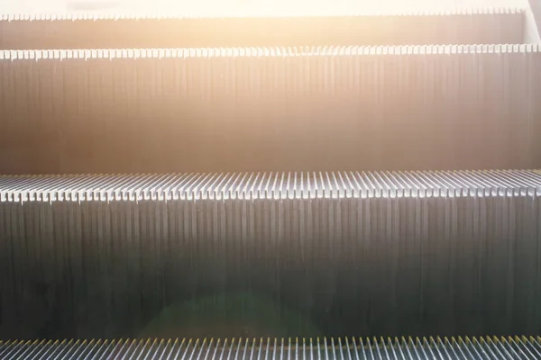 Nahaufnahme Rolltreppe mit Sonnenlicht für den nächsten Schritt zum Geschäftserfolgskonzept — Stockfoto