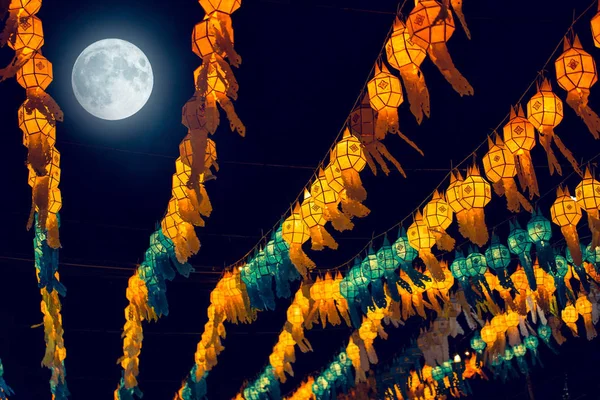 Thai Northern Lantern of Loy Krathong Festival en Tailandia colgando y decoración de la ciudad con Yi Peng en la noche Tailandia temporada de viajes — Foto de Stock